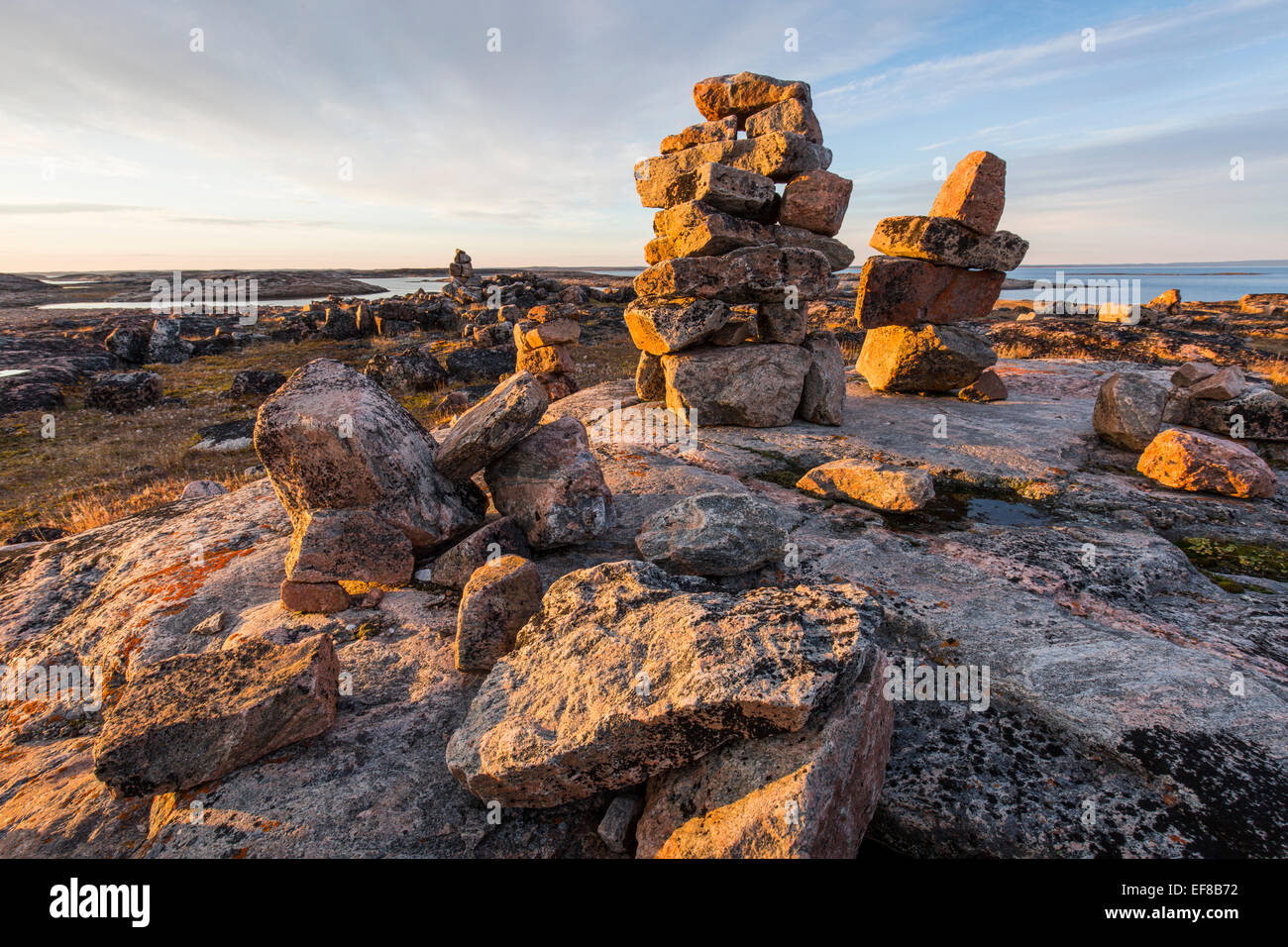 Canada, Nunavut, territorio, impostando il sole illumina la pietra sulla CAIRNS HARBOUR isole lungo la Baia di Hudson vicino al Circolo Polare Artico Foto Stock