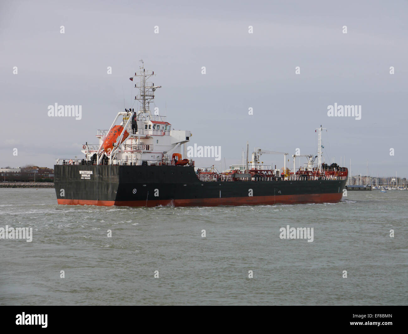 Il Douglas registrati prodotti olio tanker Whitonia inserendo il porto di Portsmouth Foto Stock