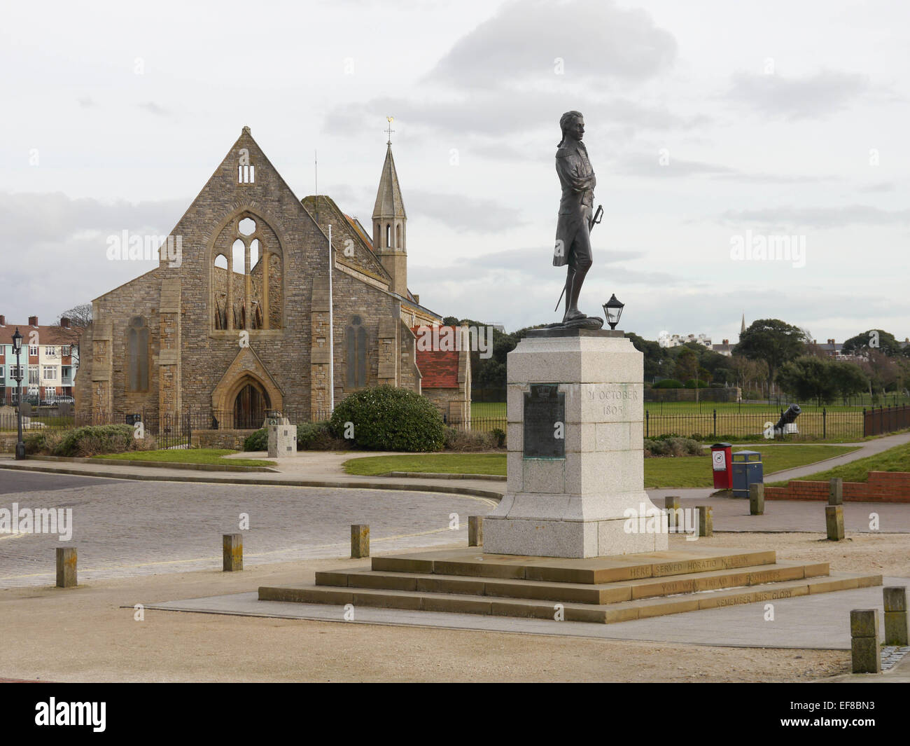 Statua di Ammiraglio Lord Nelson e la chiesa Garrison sul Grand Parade, Old Portsmouth, Inghilterra Foto Stock