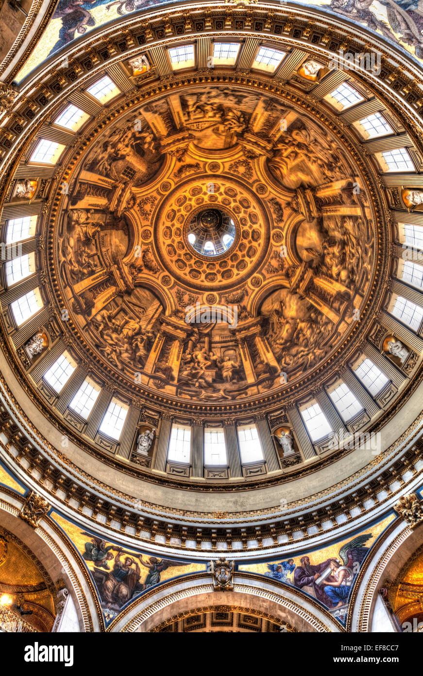 La cupola interna della Cattedrale di St Paul, Londra, Inghilterra Foto Stock