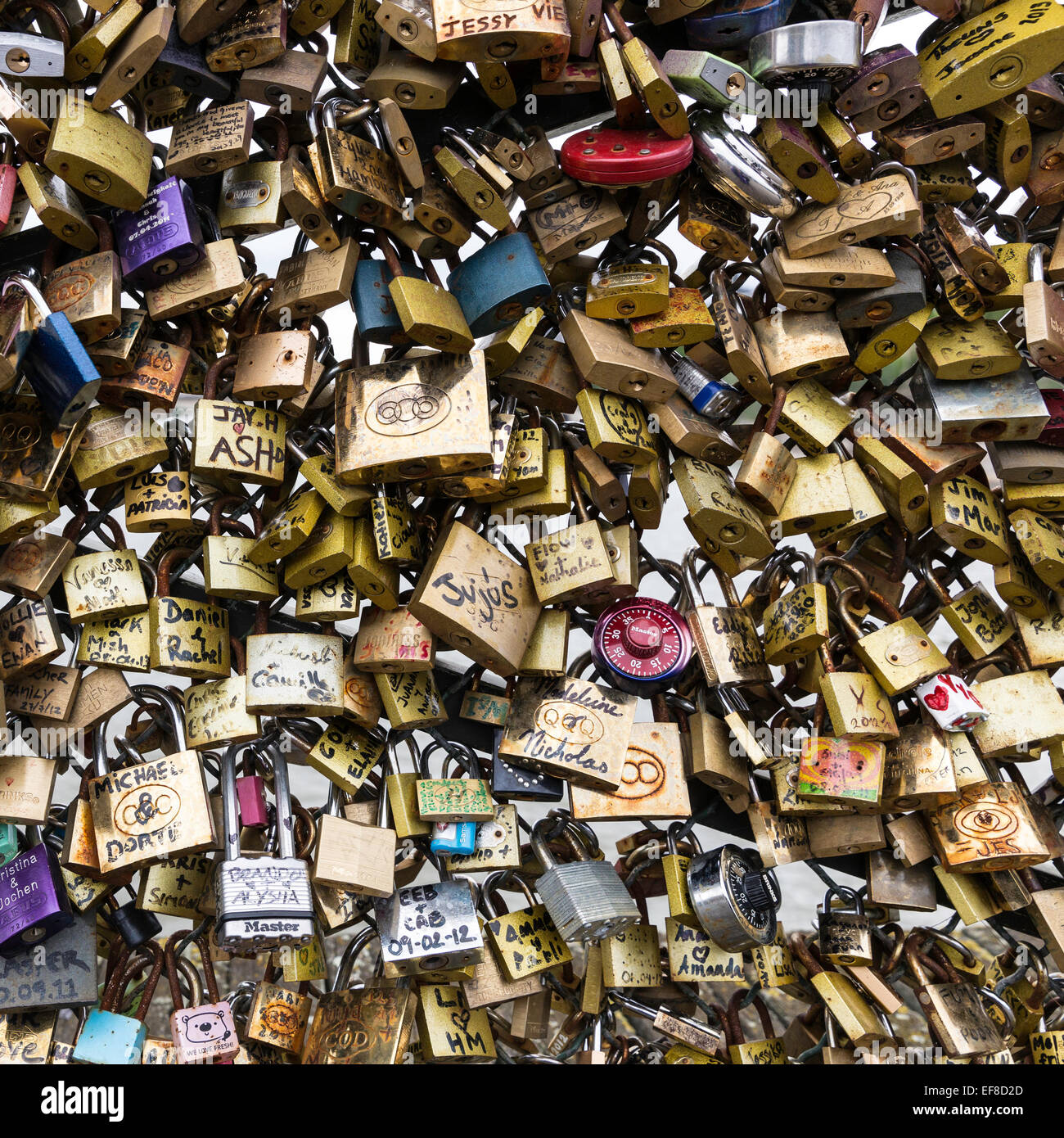 Amore blocca poste a coppie sul Pont des Arts bridge, Parigi, Francia Foto Stock