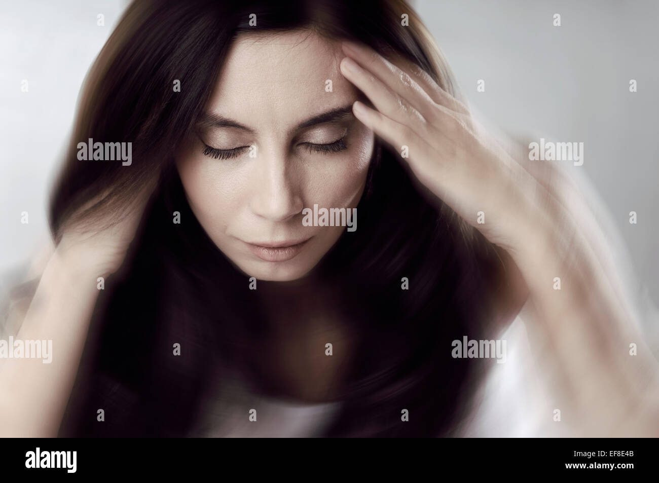 Concettuale artistico ritratto di una giovane donna con il suo mal di testa, mal di testa, il concetto di stress Foto Stock