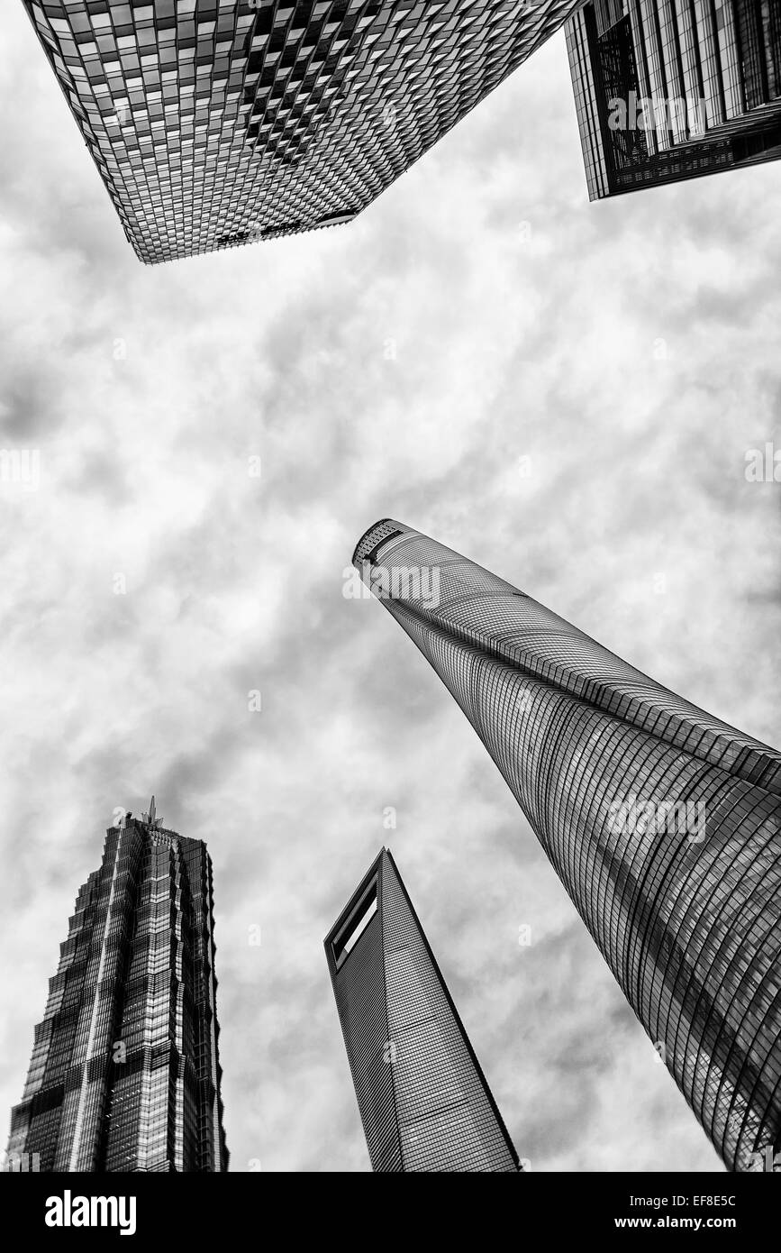 La moderna architettura grattacieli del quartiere finanziario vista astratta,, Lujiazui Pudong, Shanghai, Cina 2014 in bianco e nero Foto Stock