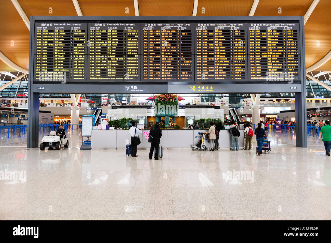 Scheda di partenza all'Aeroporto Internazionale di Shanghai Pudong, Cina Foto Stock