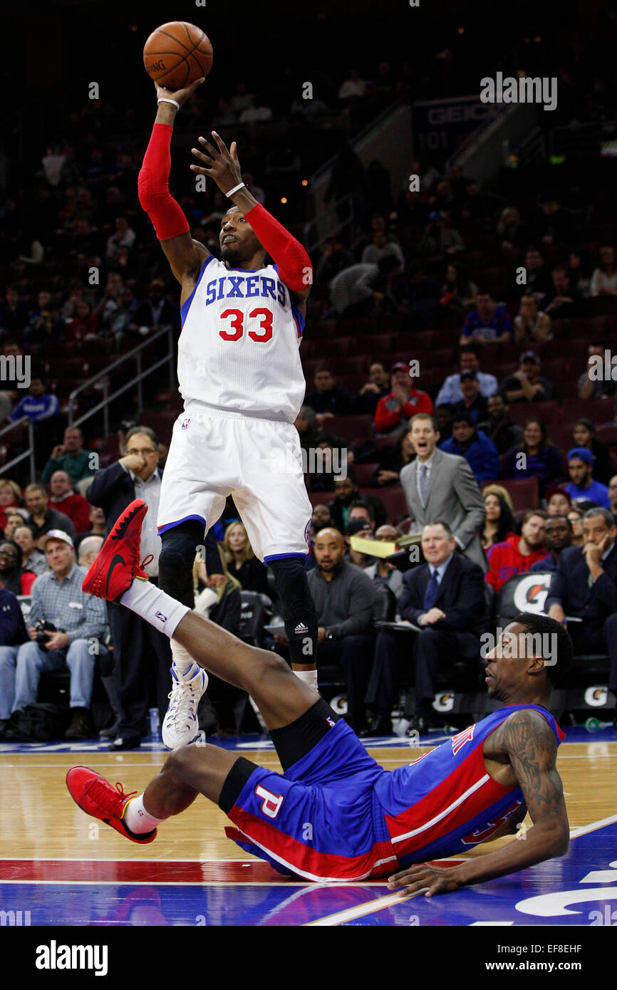 Philadelphia, Pennsylvania, USA. Il 28 gennaio, 2015. 28 gennaio 2015: PHILADELPHIA 76ers avanti Robert Covington (33) pone il colpo come egli richiama il fallo di Detroit pistoni guard Kentavious Caldwell-Pope (5) durante il gioco NBA tra i pistoni di Detroit e la Philadelphia 76ers presso la Wells Fargo Center di Philadelphia, Pennsylvania. La Filadelfia 76ers ha vinto 89-69. Credito: Cal Sport Media/Alamy Live News Foto Stock