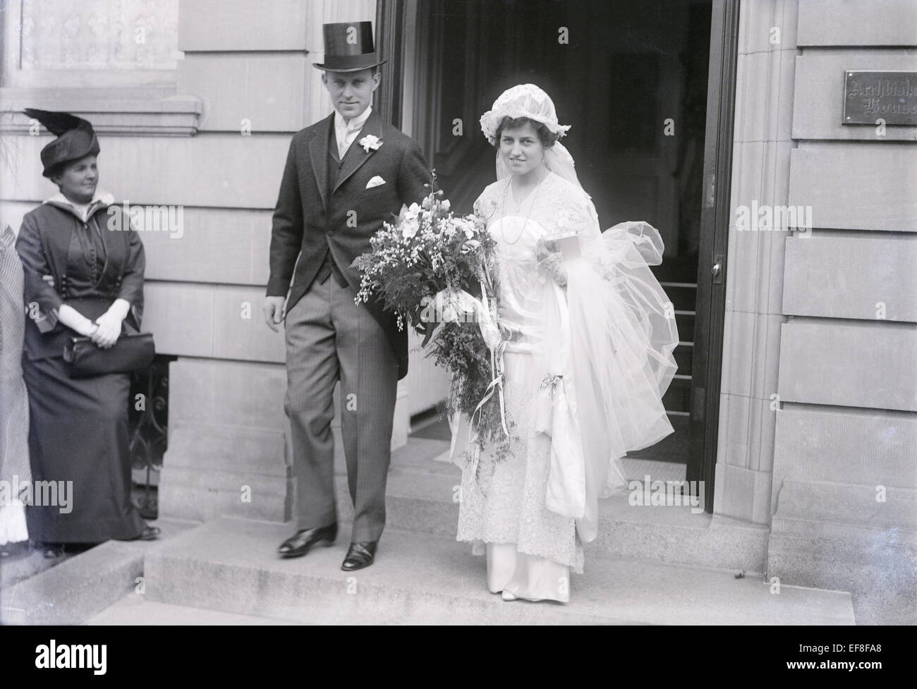 Antique Ottobre 7, 1914 fotografia, Joseph P. Kennedy, Sr. e sposa Rose Elizabeth Fitzgerald Kennedy lasciando la cappella privata dell Arcivescovo di Boston, a Boston, Massachusetts, USA. Foto Stock
