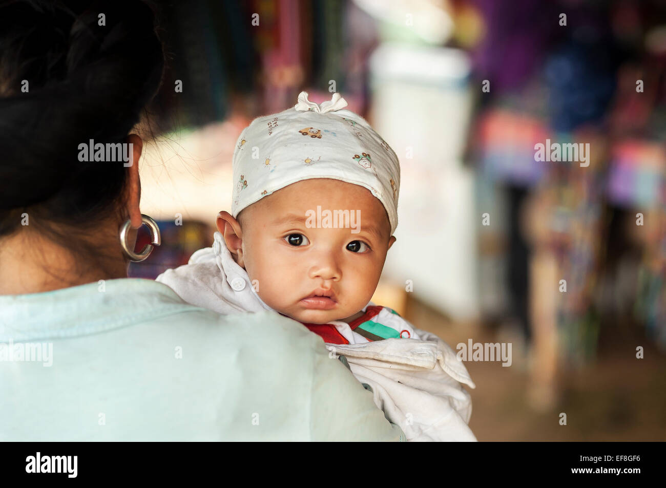 Nel GUANGXI, Cina - Luglio 2013 - un giovane bambino essendo portato da sua nonna al Dragon's Backbone terrazze di riso vicino a Guilin, provincia di Guangxi, Cina Foto Stock