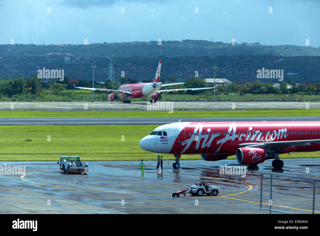 BALI, Indonesia - 15 gennaio 2015: Air Asia aeromobile in aeroporto di Bali il 15 gennaio 2015. Air Asia company è la più grande di basso c Foto Stock