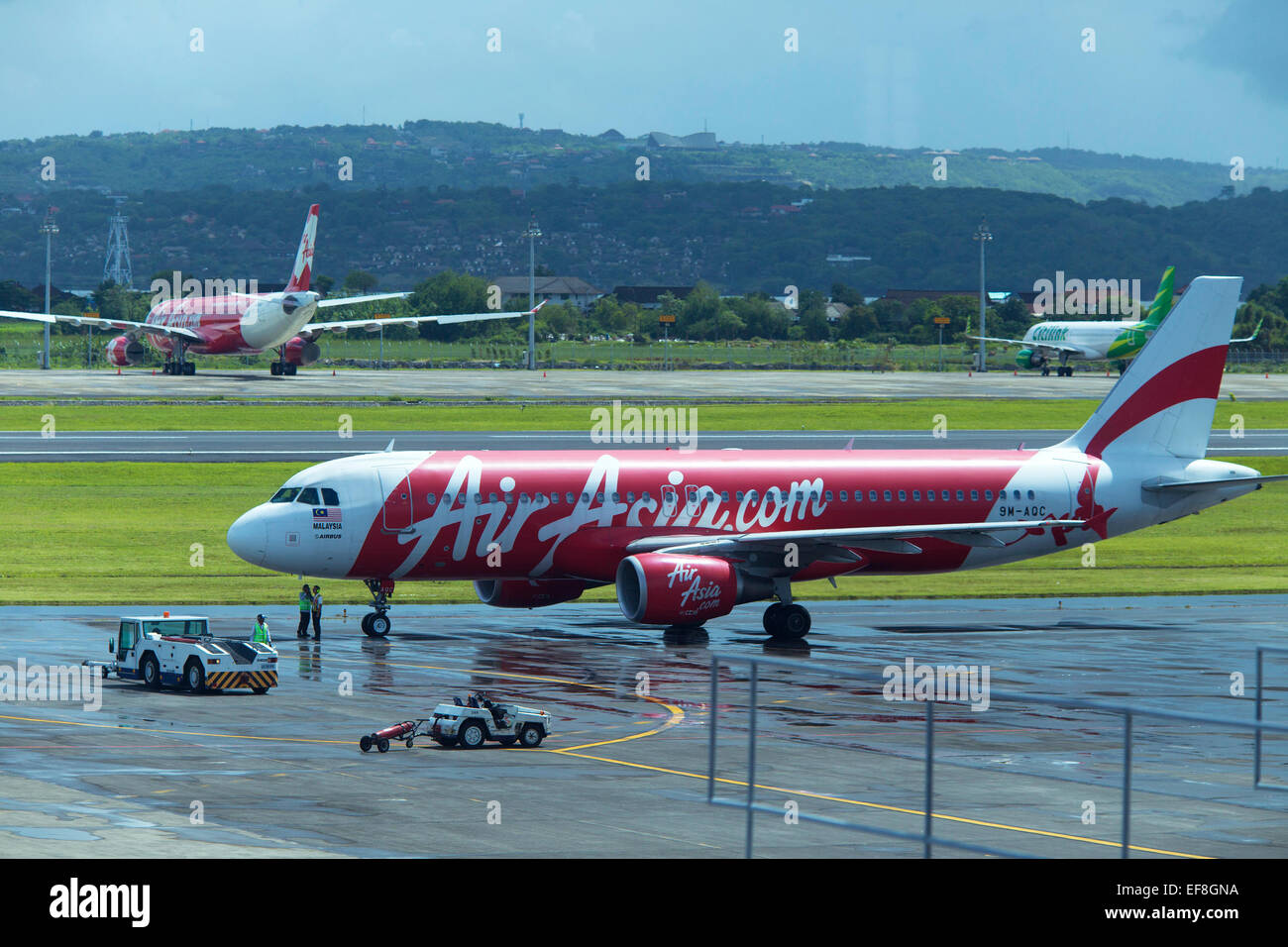 BALI, Indonesia - 15 gennaio 2015: Air Asia aeromobile in aeroporto di Bali il 15 gennaio 2015. Air Asia company è la più grande di basso c Foto Stock