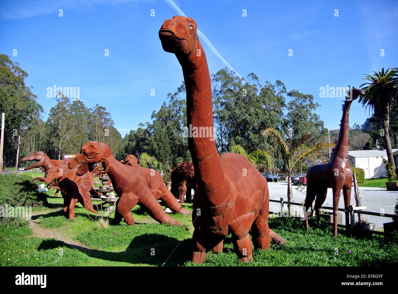 Vista della città spagnola art park in half Moon Bay california con dinosauri in metallo Foto Stock