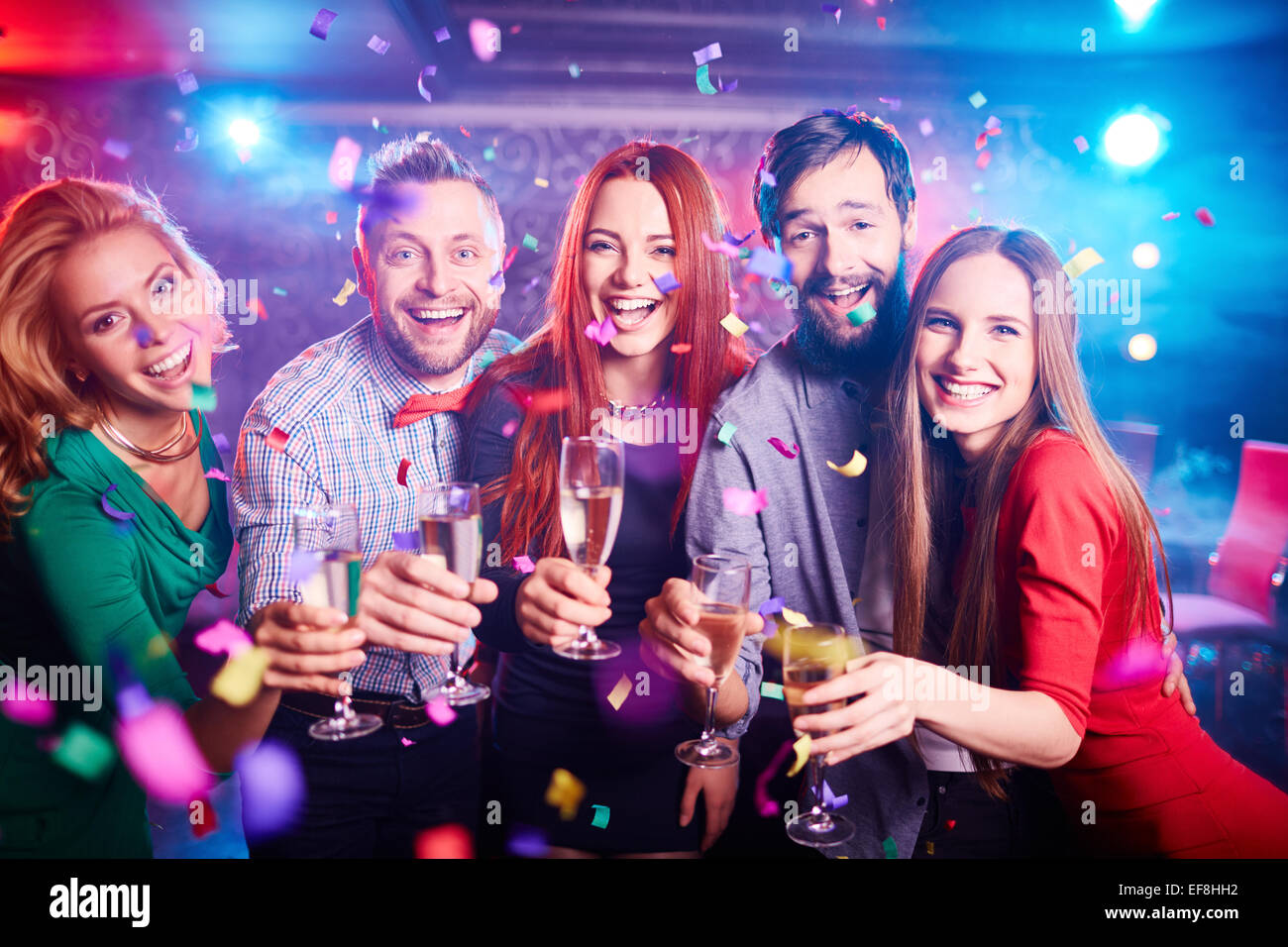 Boozing amici con champagne avente parte nel night club Foto Stock