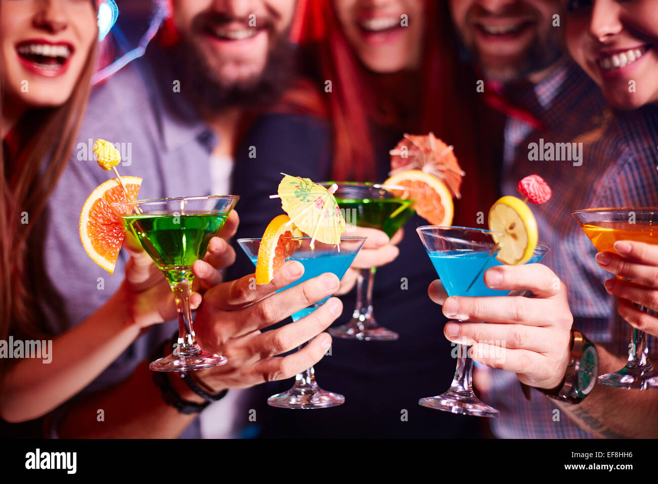 Boozing amici che allietava con i cocktails party Foto Stock