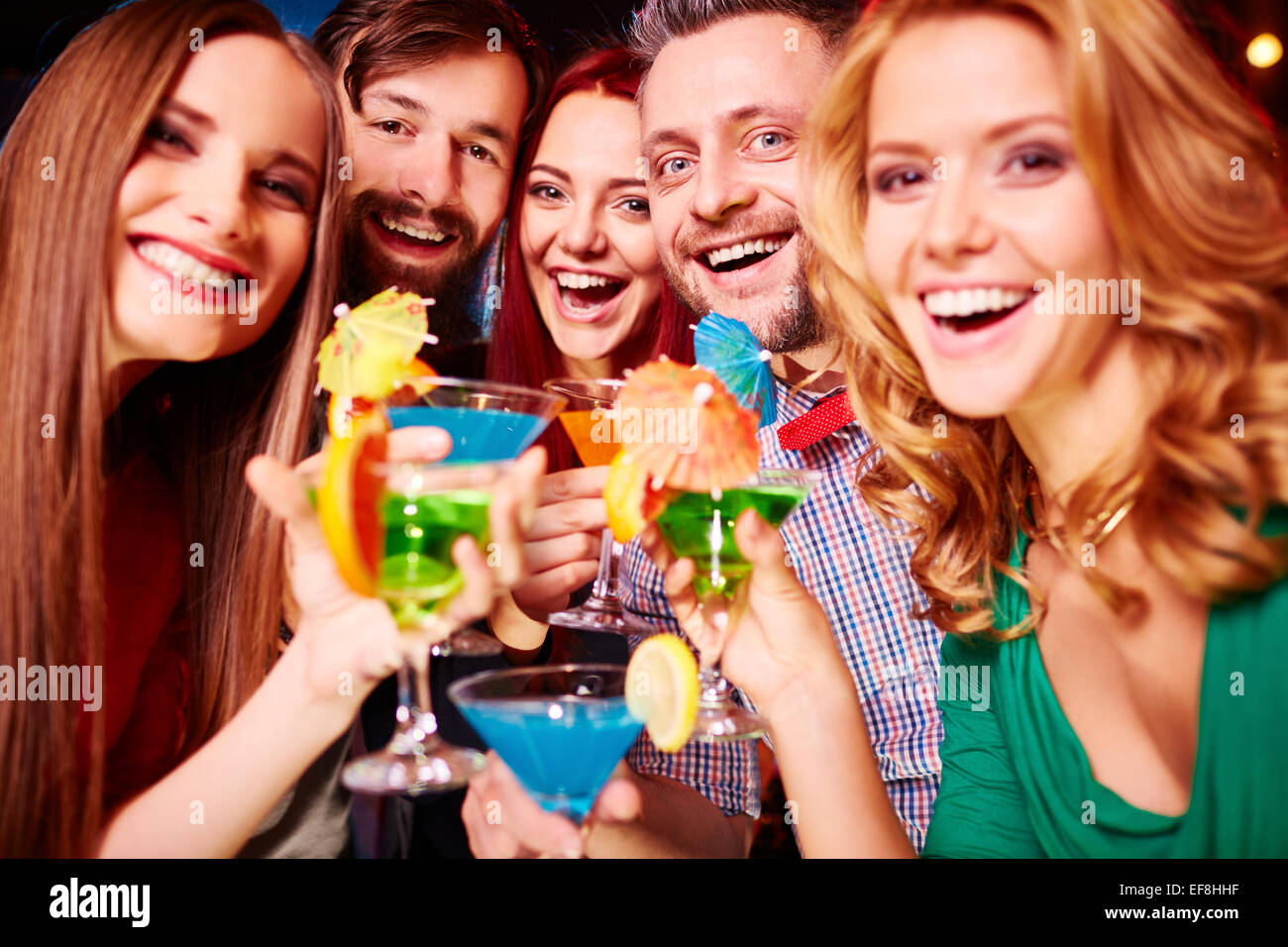 Boozing amici con cocktail la tostatura in parte Foto Stock
