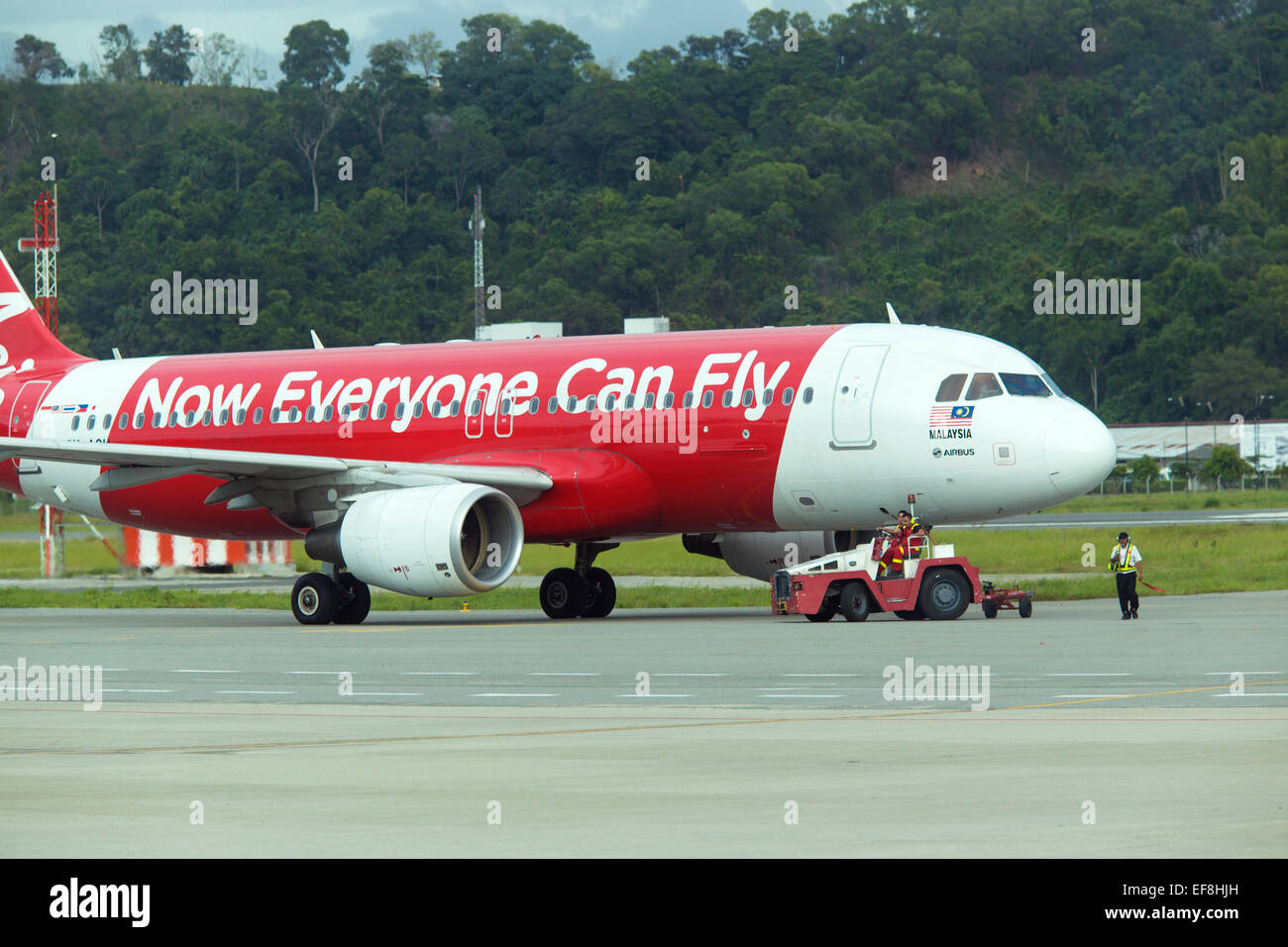 BALI, Indonesia - 17 gennaio 2015: Air Asia aeromobile in aeroporto di Bali il 17 gennaio, 2015. Air Asia company è la più grande di basso c Foto Stock
