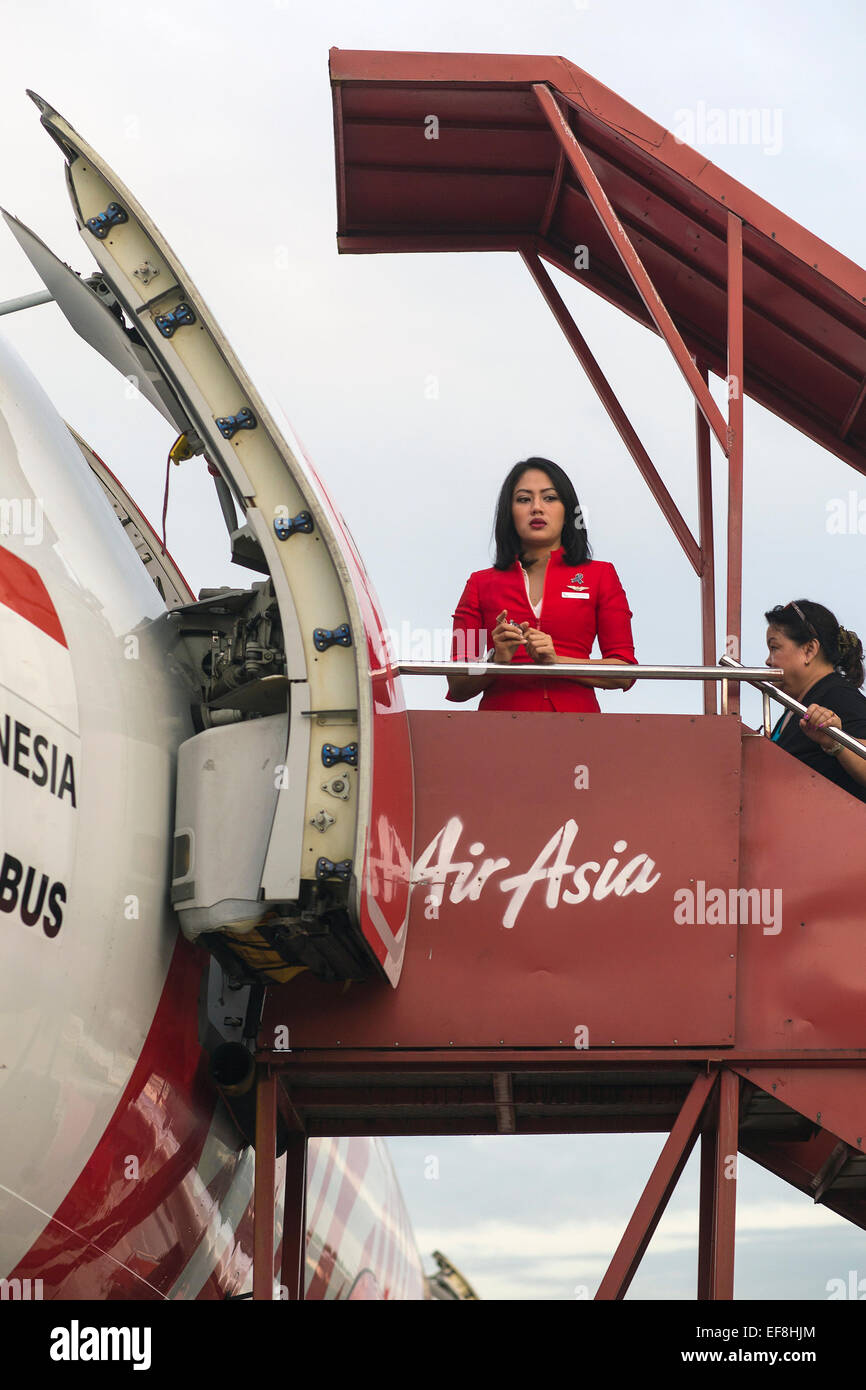BALI, Indonesia - 17 gennaio 2015: hostess di Air Asia compagnie aeree nell'aeroporto di Bali il 17 gennaio, 2015. Air Asia è una società Foto Stock
