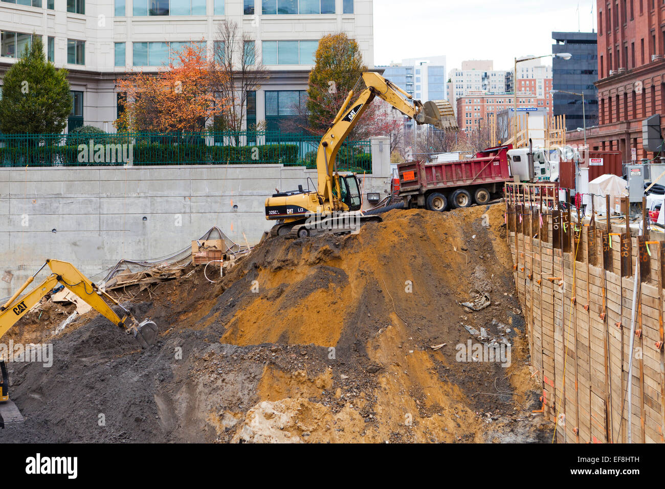 Gli escavatori di fondazione di scavo al sito in costruzione - USA Foto Stock