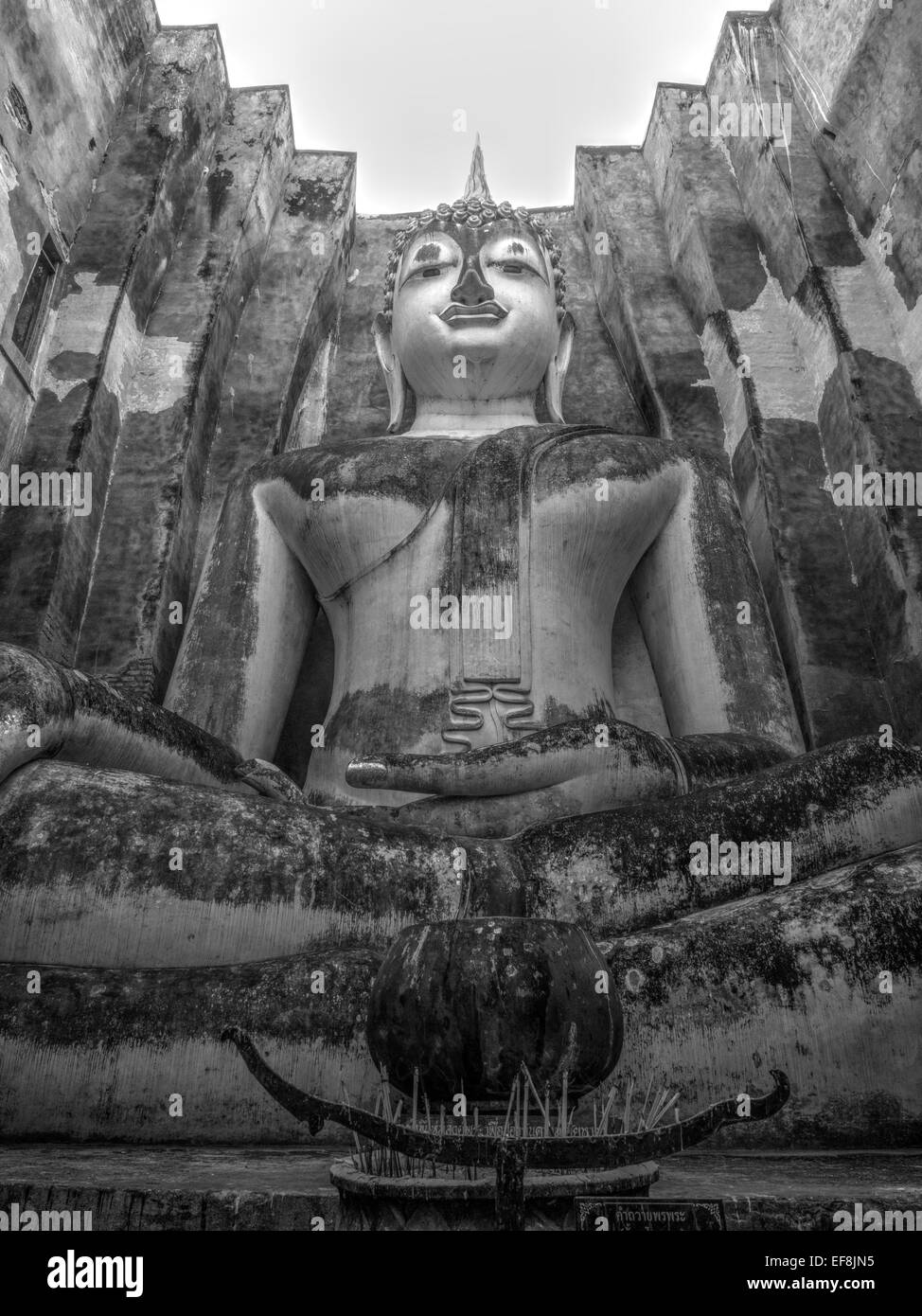 Imponente statua del Buddha al Wat Si Chum, Sukhothai, Thailandia Foto Stock