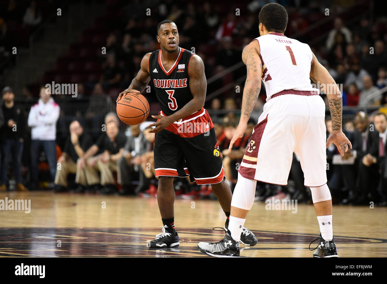 Chestnut Hill, Massachusetts, STATI UNITI D'AMERICA. 28 gen, 2015. Louisville Cardinali guard Chris Jones (3) e Boston College Eagles guard Dimitri listello (1) in azione di gioco durante il NCAA pallacanestro tra i cardinali di Louisville e il Boston College Eagles tenutosi presso il Conte Forum in Chestnut Hill, Massachusetts. Louisville ha sconfitto il Boston College 81-72 nel regolamento del tempo. Eric Canha/CSM/Alamy Live News Foto Stock