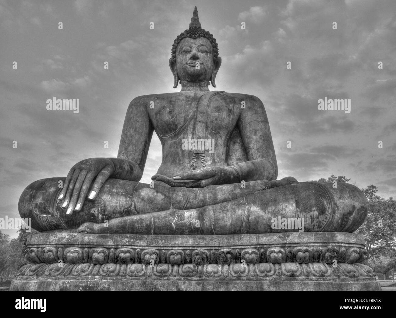 Impressionante statua di Buddha al Sukhothai, Thailandia Foto Stock