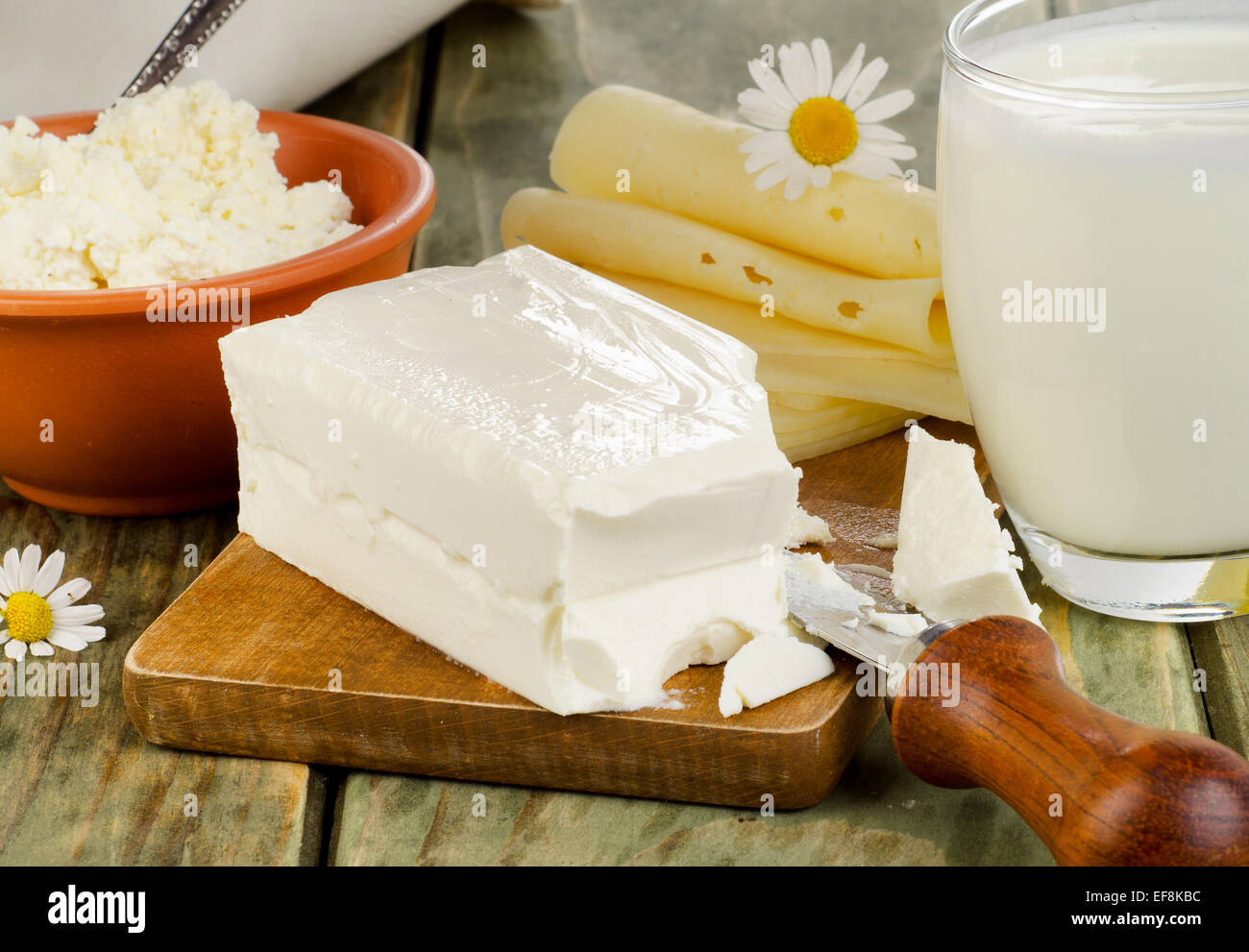 Latte fresco e prodotti lattiero-caseari su un tavolo di legno. Messa a fuoco selettiva Foto Stock