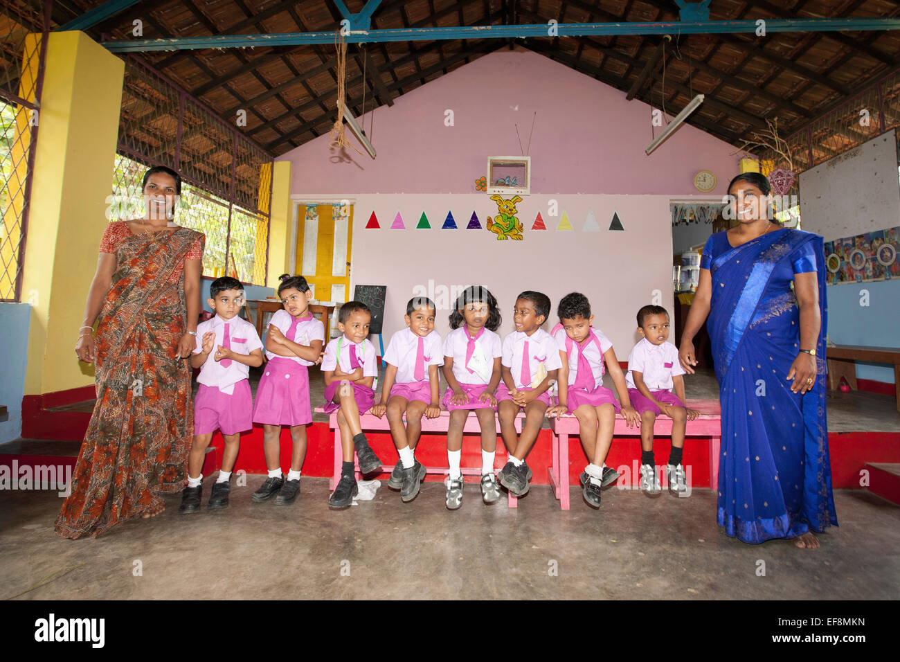 SRI LANKA scuola primaria di classe e gli insegnanti nella scuola locale Foto Stock