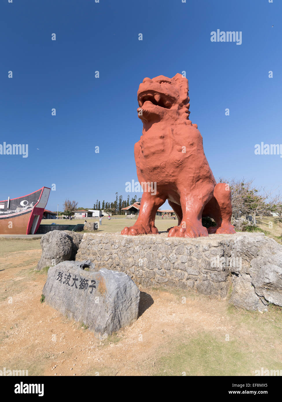 Shisa più grande statua in Okinawa, Yomitan Village, Okinawa, in Giappone Foto Stock