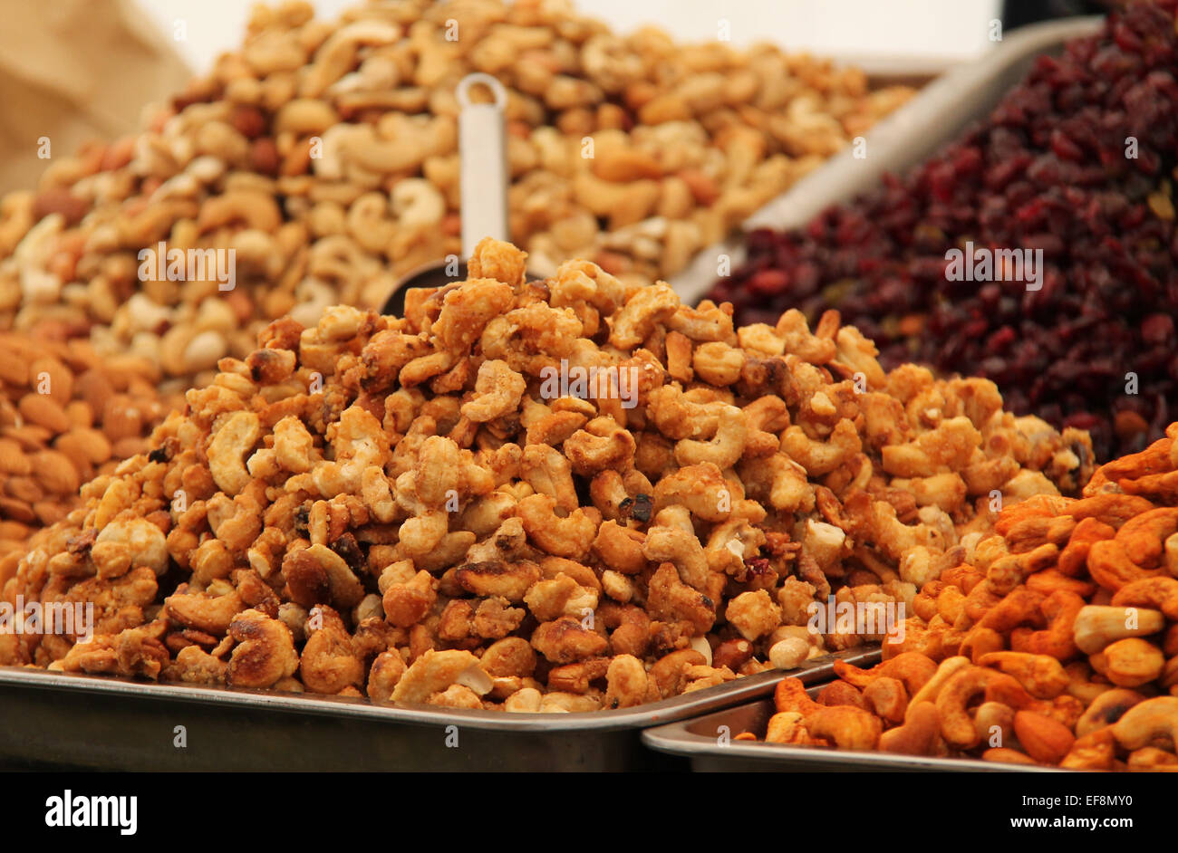 Vassoi del preparato dadi su una vendita al dettaglio di prodotti alimentari in stallo. Foto Stock