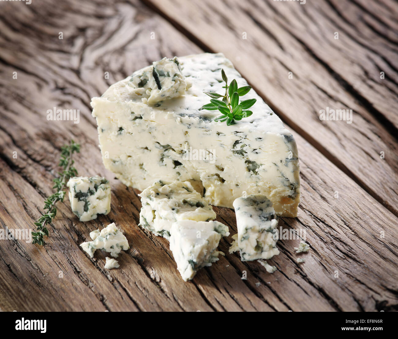 Fette di danese formaggio blu su un vecchio tavolo di legno. Foto Stock