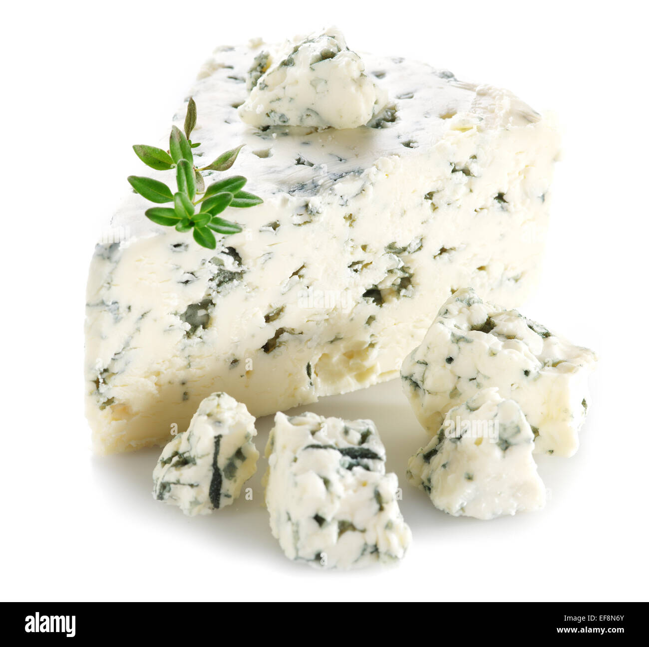 Fette di danese formaggio blu su sfondo bianco. Foto Stock