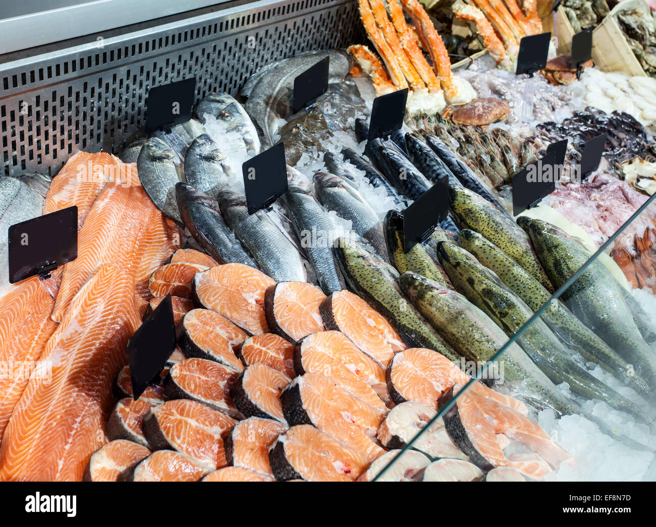 Scelta di pesce fresco nel banco frigo. Immagine ravvicinata. Foto Stock