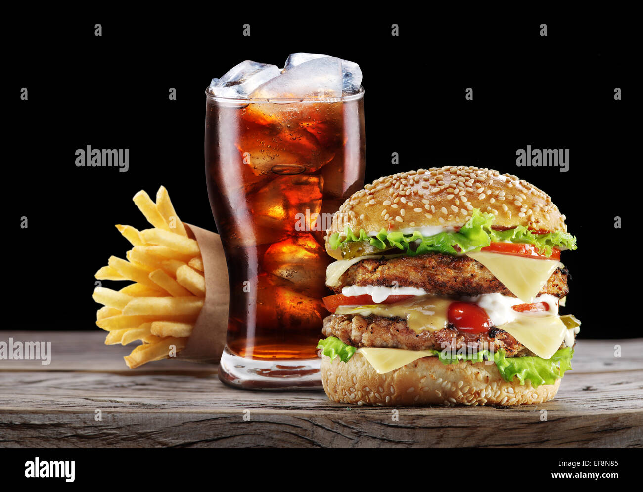 Hamburger e patatine fritte di patate, cola drink. Cibo da asporto. Foto Stock