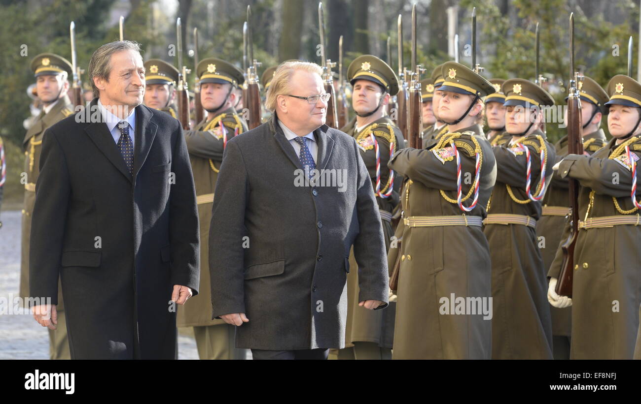 Praga, Repubblica Ceca. 29 gen, 2015. Ministro della difesa svedese Peter Hultqvist (destra) incontra il suo omologo ceco Martin Stropnicky (sinistra) per discutere ulteriormente la cooperazione nel settore della difesa, Gripen fighters, a Praga Repubblica Ceca, giovedì, 29 gennaio 2015. © Michal Krumphanzl/CTK foto/Alamy Live News Foto Stock