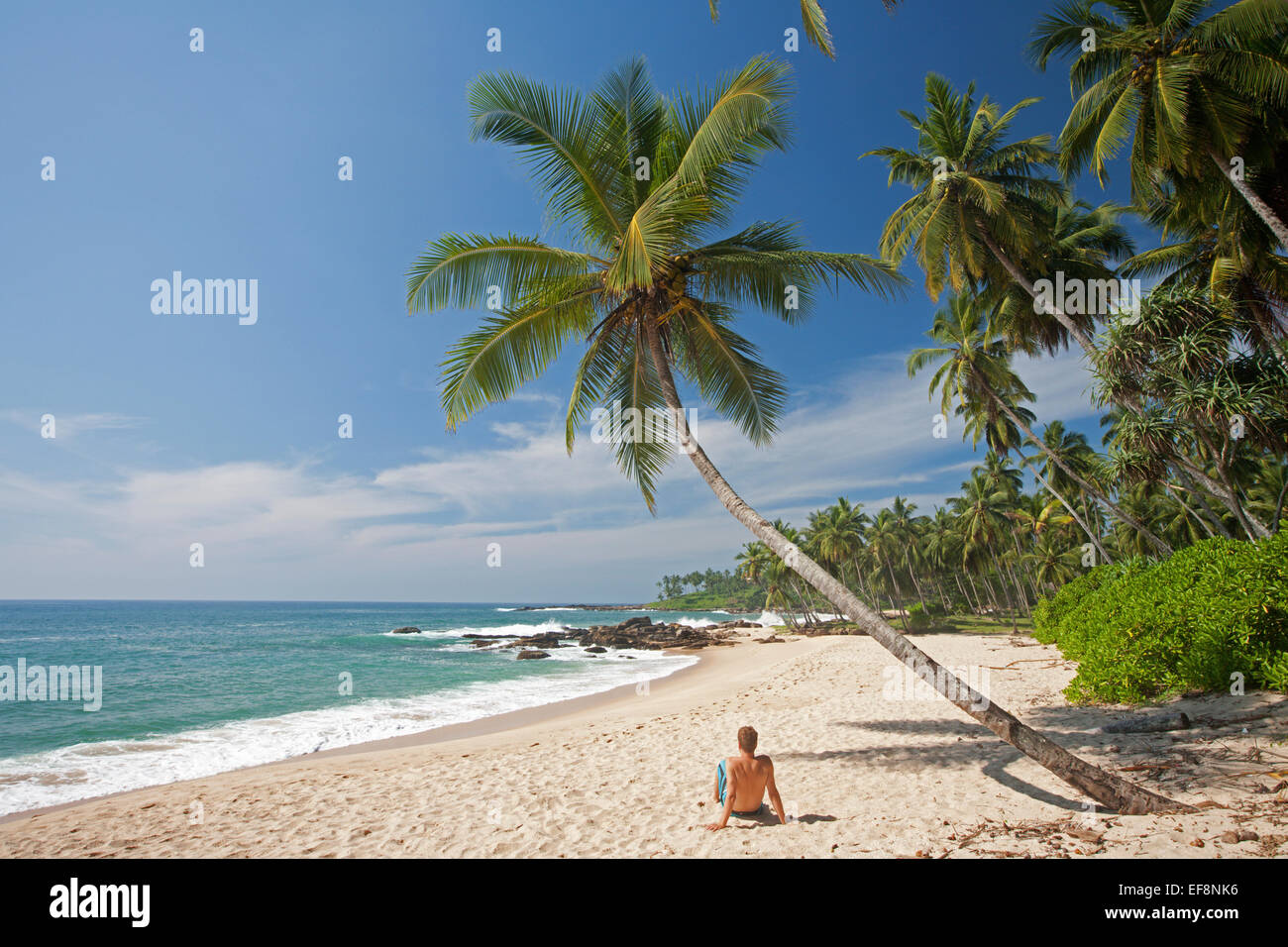 Uomo su una spiaggia deserta di TANGALLA Foto Stock