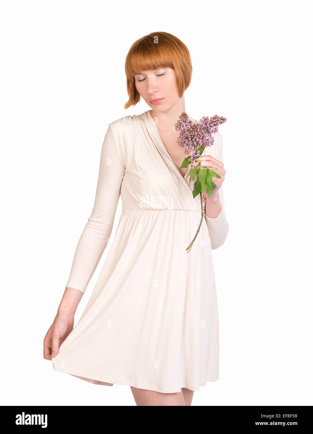 Romantico giovane donna in abito color pastello con un lilla e aspetto modesto Foto Stock