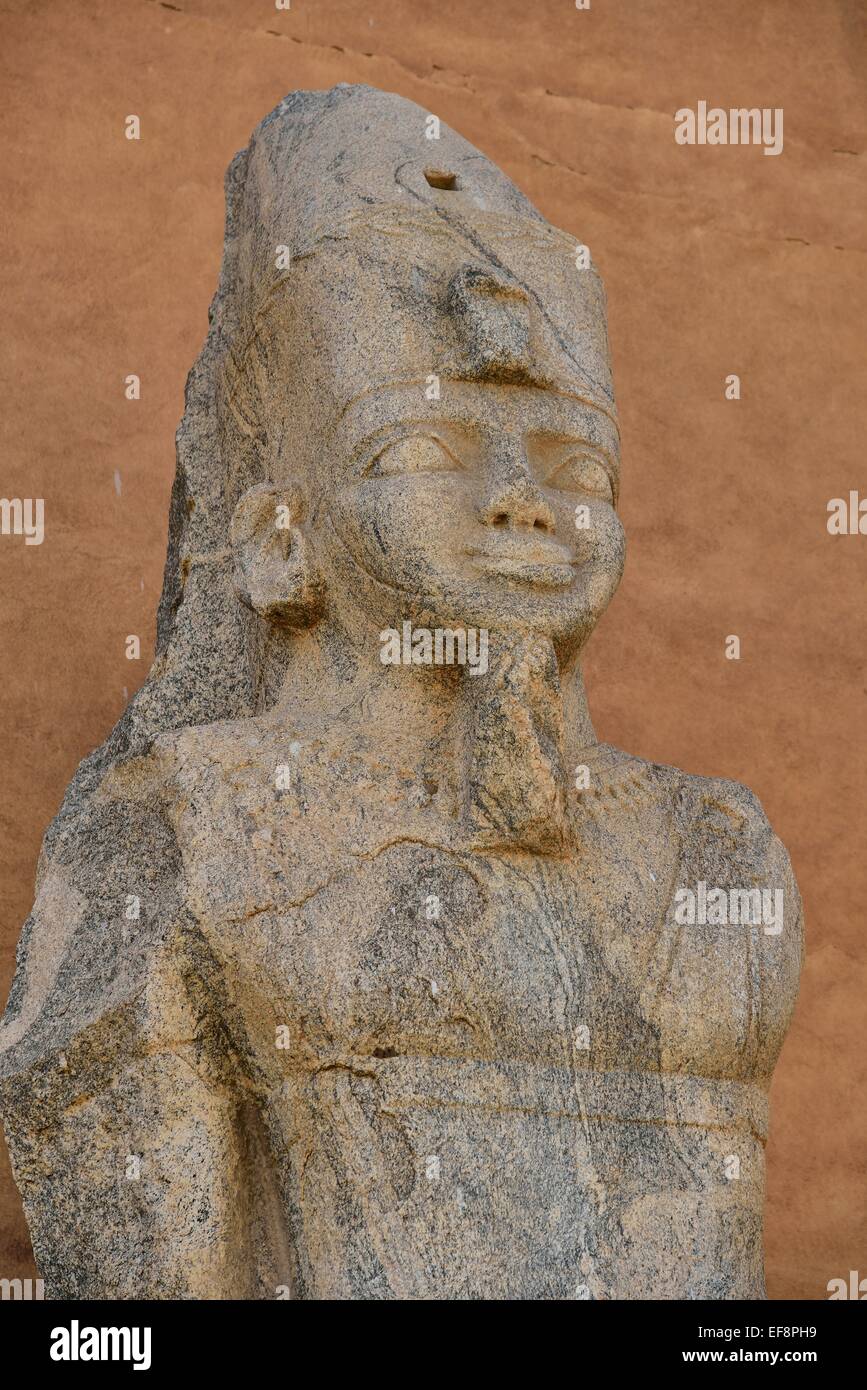 Statua colossale del tempio di Tabo davanti al Museo Nazionale del Sudan, Khartoum, Sudan Foto Stock