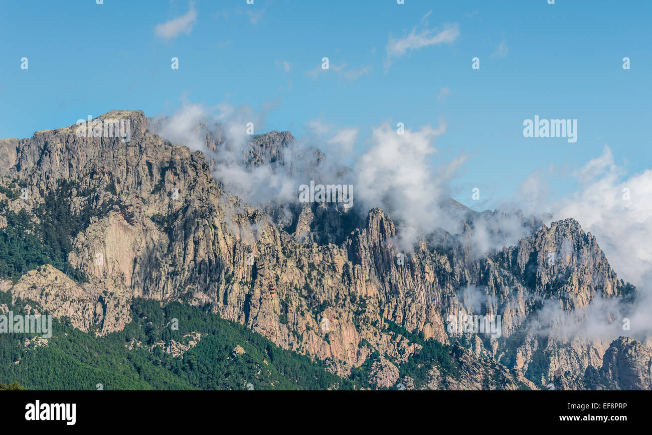 Le scogliere e le rocce di fronte di nuvole, Col de Bavella massiccio di Bavella, Corsica, Francia Foto Stock