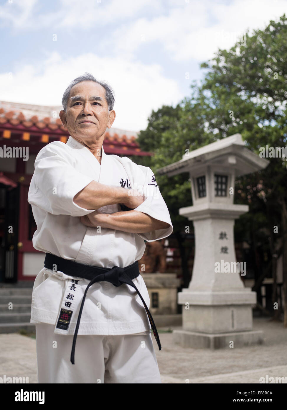 Yoshimasa Matsuda Hanshi 9th-dan Okinawa SHORIN-RYU Myobukan al Santuario Naminoue, citta' di Naha, a Okinawa. Foto Stock