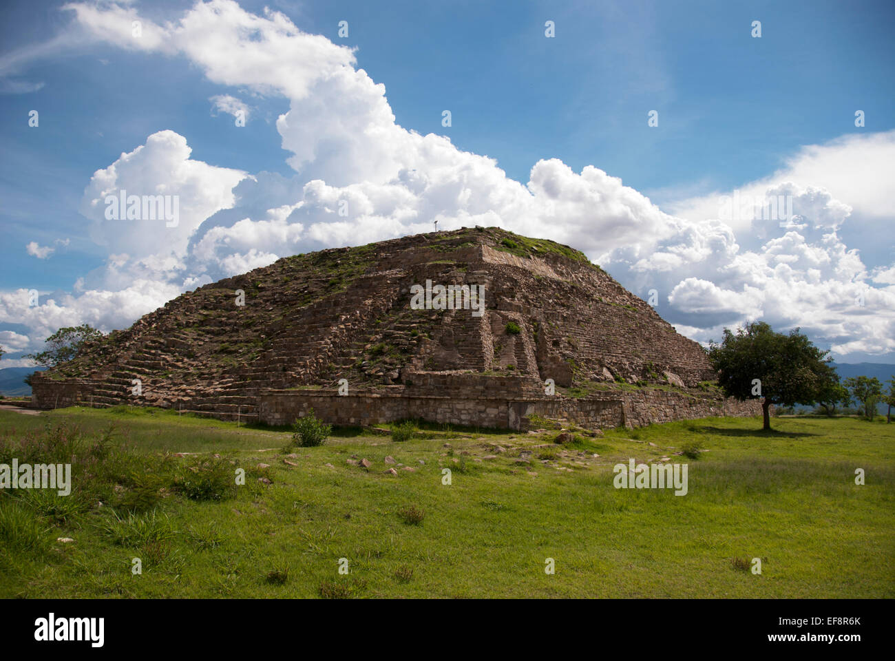 Messico Oaxaca, Santa Cruz Xoxocotlan, Monte Alban contro il cielo nuvoloso Foto Stock