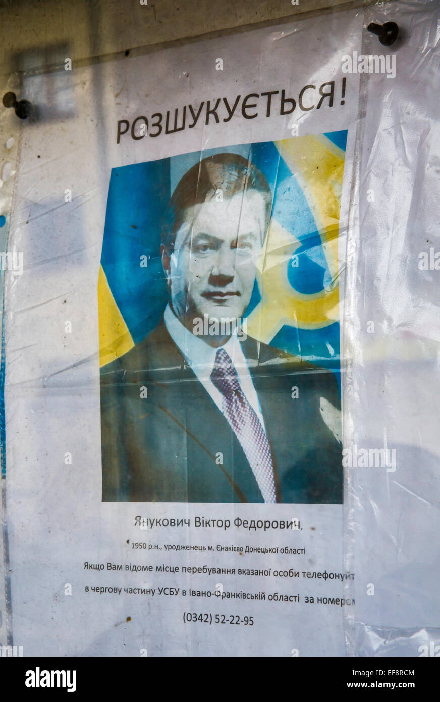 Il mandato di arresto lettera per ex presidente Viktor Yanukovich, visualizzato vicino alla stazione di polizia in Kolomyia, Ucraina Foto Stock