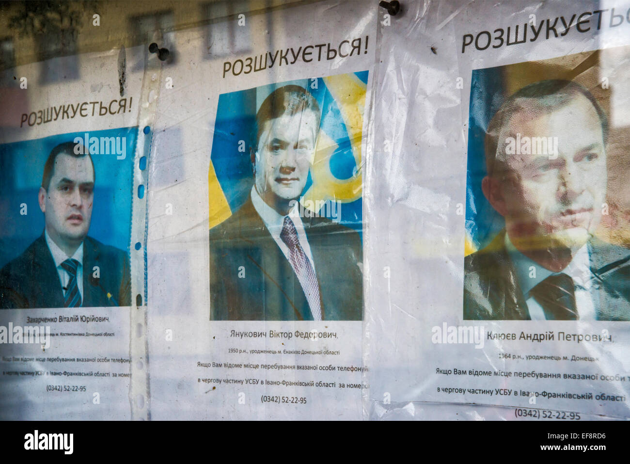 Il mandato di arresto lettera per ex presidente Viktor Yanukovich, visualizzato vicino alla stazione di polizia in Kolomyia, Ucraina Foto Stock
