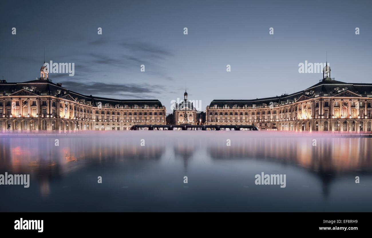 Francia Aquitania Gironde, Bordeaux, illuminato Place de la Bourse riflettendo in Miroir d'eau al crepuscolo Foto Stock
