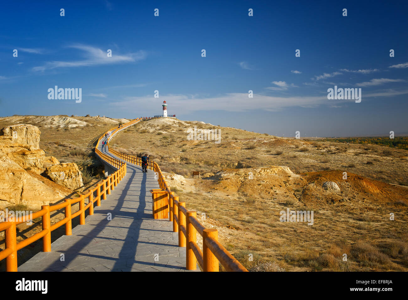 Cina, Xinjiang, degli Altai, Burqin, vista lungo la curvatura passerella che conduce alla Rainbow Beach Faro Foto Stock