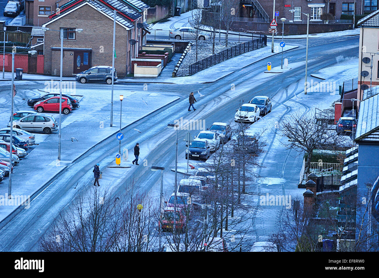 Londonderry, Irlanda del Nord. Il 29 gennaio, 2015. Regno Unito meteo neve a Londonderry. Strade ghiacciate in Londonderry (Derry) in Irlanda del Nord. Più neve è prevista per molte parti dell'Irlanda del Nord e Gran Bretagna domani Credito: George Sweeney/Alamy Live News Foto Stock