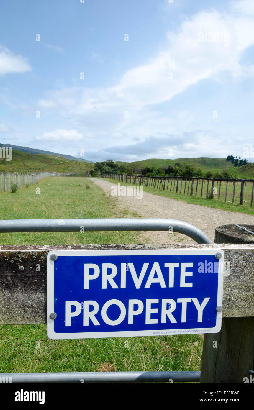 "Proprietà privata" segno sulla porta su strada di campagna, Pohangina Valley, Manawatu Affitto, Isola del nord, Nuova Zelanda Foto Stock