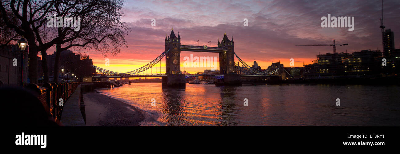 Regno Unito, Inghilterra, Londra, il fiume Tamigi e il Tower Bridge contro alba luminosa sky Foto Stock