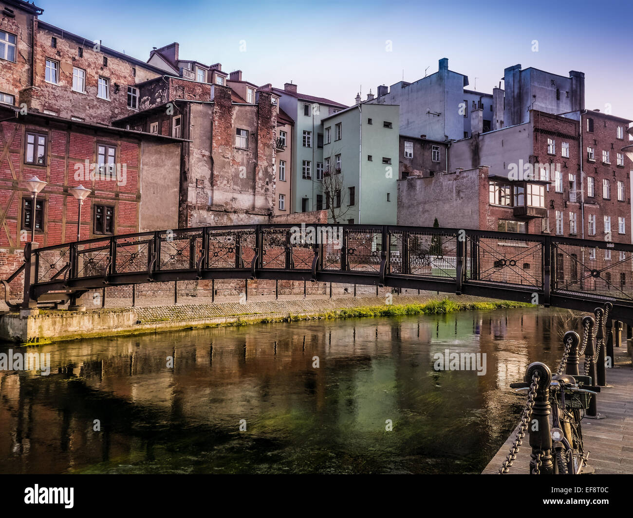 Bydgoszcz Canal con passerella metallica, Bydgoszcz, Polonia Foto Stock