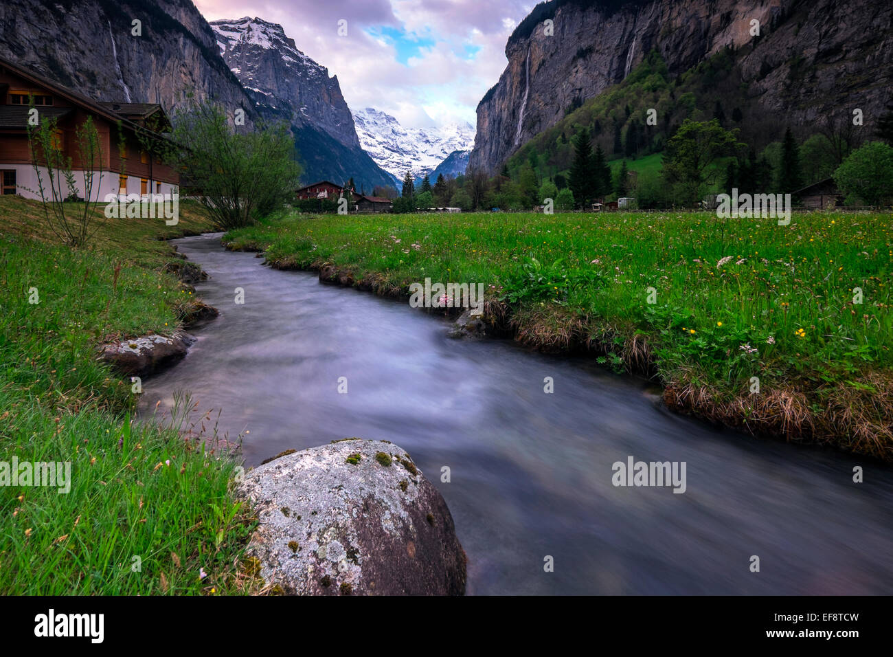 La Svizzera, la regione dello Jungfrau, Valle di Lauterbrunnen, Sunrise tra le montagne Foto Stock