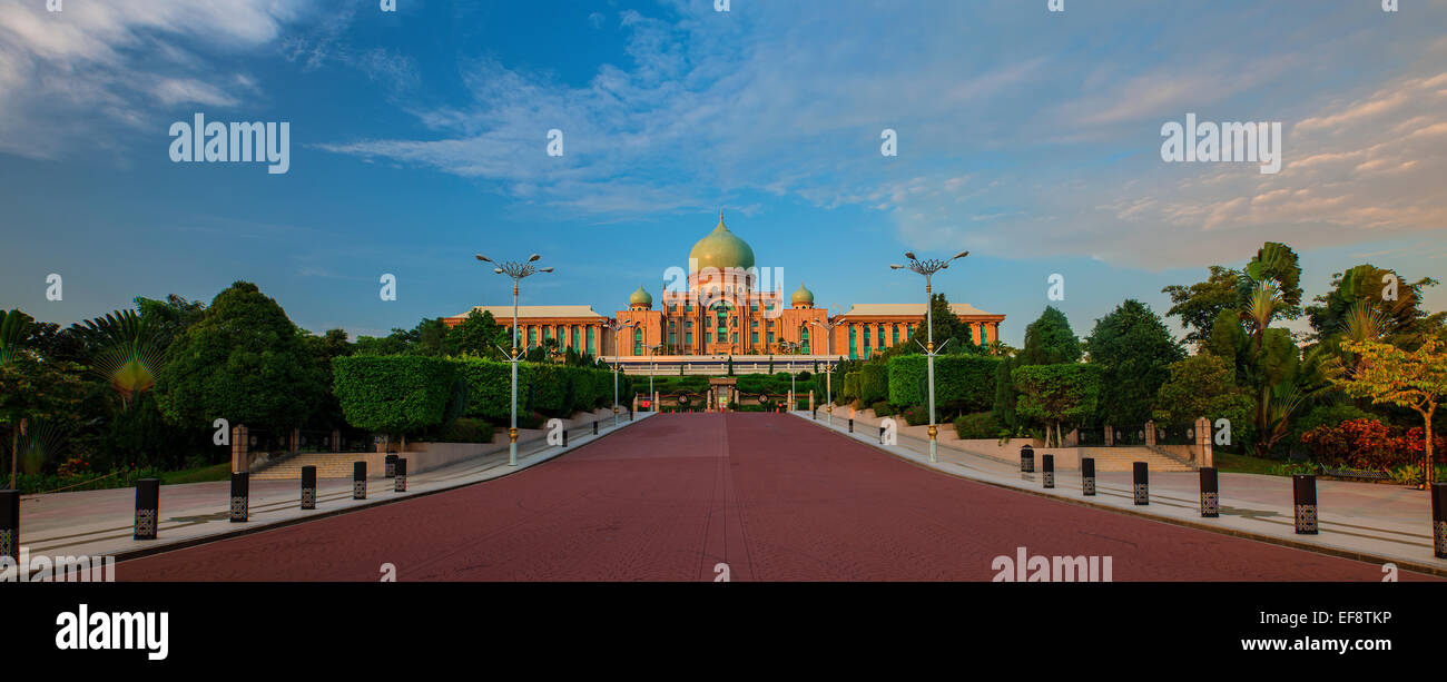 In Malaysia, il vialetto che conduce al Perdana Putra edificio Foto Stock