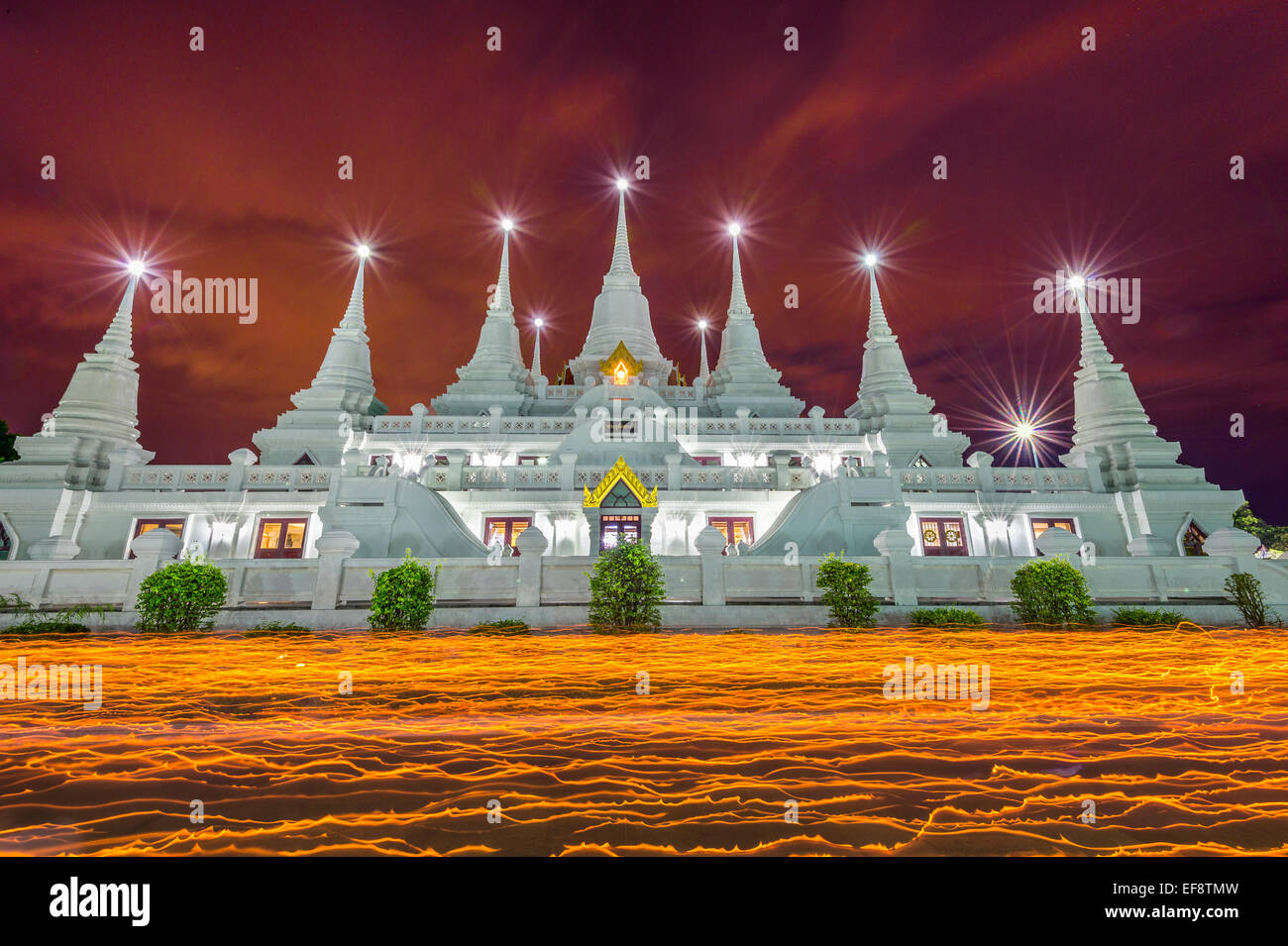 Thailandia, tempio buddista al crepuscolo in Vesak giorno Foto Stock