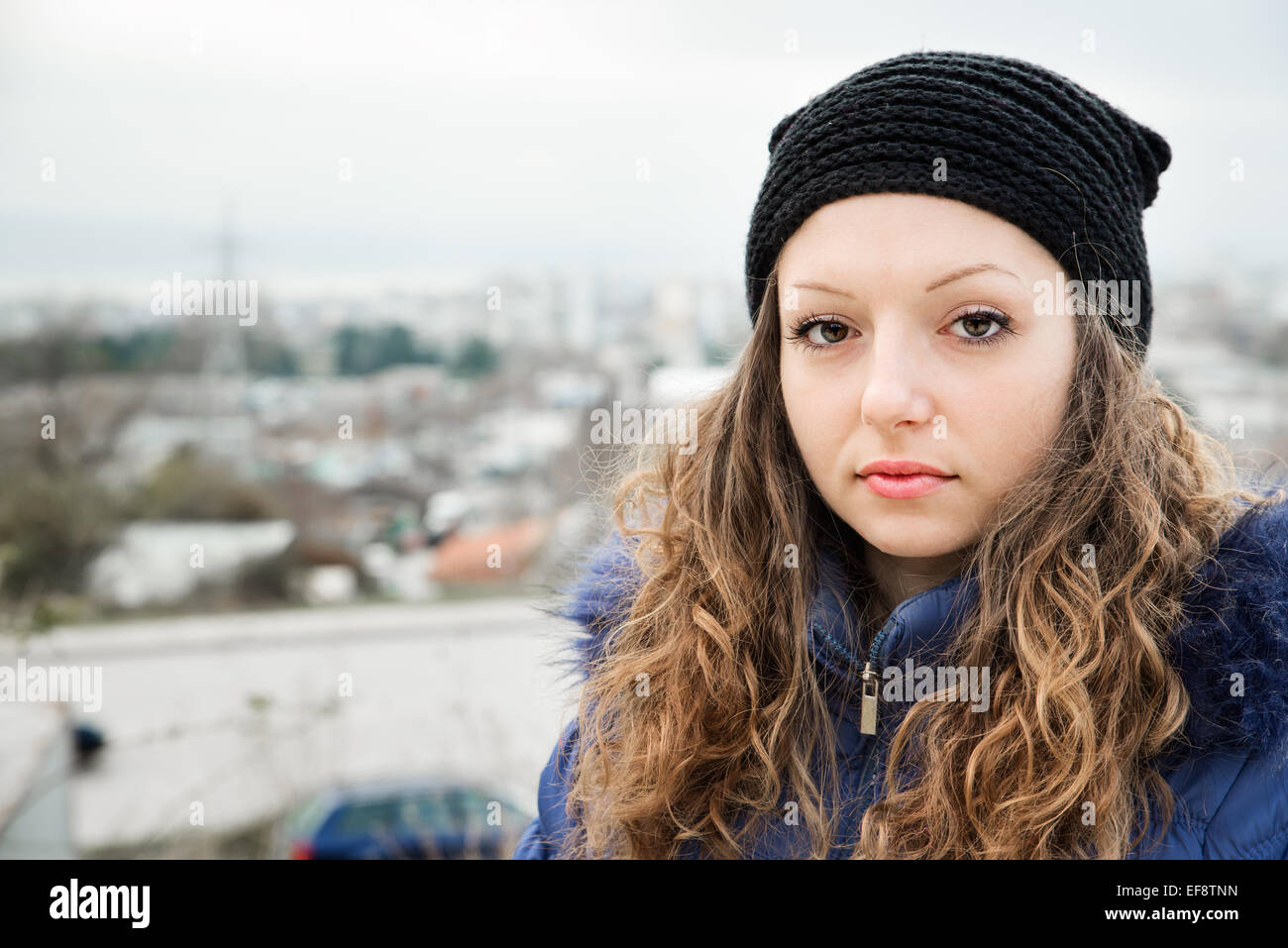 Ritratto di una donna che indossa un beanie hat Foto Stock
